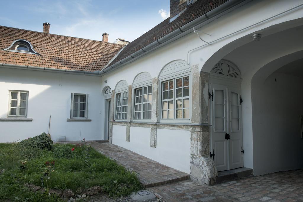 Plitzner Belvarosi Apartmanhaz Eger Exterior photo